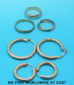 Three 9ct gold rings and two pairs of yellow metal earrings (10.