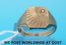 A 9ct gold signet ring set with a diamond (6.
