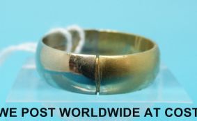 A bi-coloured 18ct gold ring, 5.