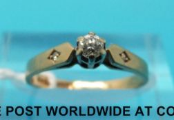 A 9ct gold ring set with three diamonds (size H)