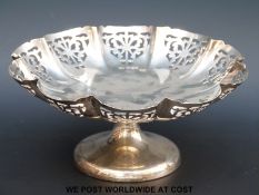 A Viners George V hallmarked silver tazza with pierced edge, Sheffield 1931, diameter 22cm,