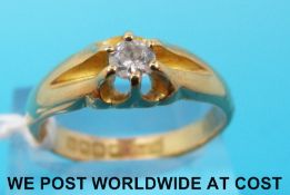 An 18ct gold set with a diamond ring (size T)