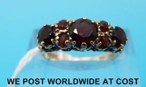 A 9ct gold ring set with garnets (size L)