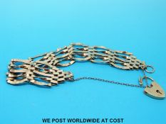 A 9ct gold gate bracelet with heart clasp (10.