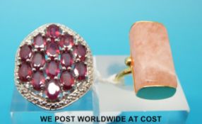 A silver ring set with oval cut rubies and a silver gilt ring set with morganite