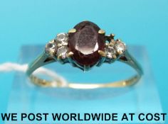 A 9ct gold ring set with a garnet (size O)