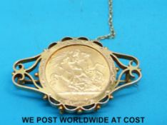A 9ct gold brooch set with a 1914 gold half sovereign (8g)