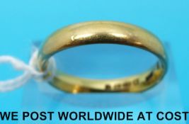 A 22ct gold wedding band (5g - size O)