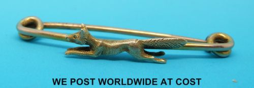 A yellow metal brooch marked 9ct depicting a fox