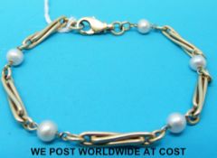A 9ct gold bracelet set with pearls (9.
