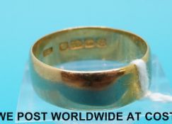 An 18ct gold wedding band (5.