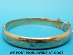 A 9ct gold bangle (10.