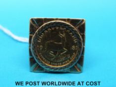 A 9ct gold ring set with a 1981 1/10 oz Krugerrand (9.