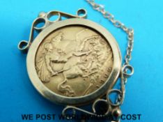 A 9ct gold brooch set with a 1909 gold half sovereign (6.