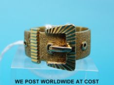 A 9ct gold buckle ring (7.