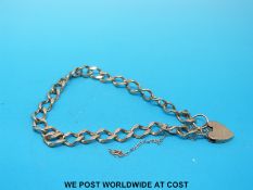 A 9ct gold bracelet with heart clasp (7.