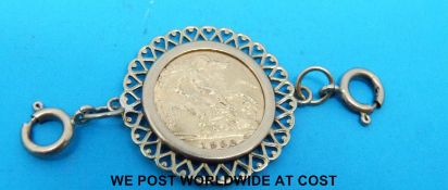 A yellow metal mount set with a 1982 gold half sovereign (6.