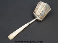A Georgian hallmarked silver caddy spoon with mother of pearl handle (B'ham 1814) maker's mark IT,