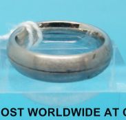 An 18ct white gold wedding band, 9.