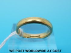 An 18ct gold wedding band (5.
