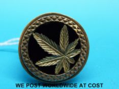 A 9ct gold ring with onyx centre (6.