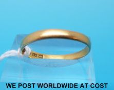 A 22ct gold wedding band (2.