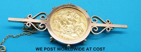 A 9ct gold brooch set with a 1914 gold half sovereign (9g)