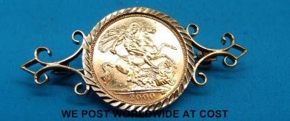 A 9ct gold brooch set with a 2000 gold half sovereign (6.