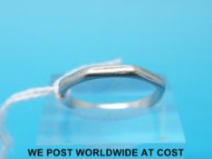 An Art Deco platinum wedding band (size O)