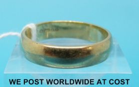 An 18ct gold wedding band (5.