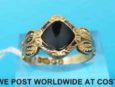 An 18ct gold Victorian mourning ring with 