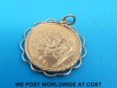 A 9ct gold pendant set with a 2001 gold half sovereign (4.