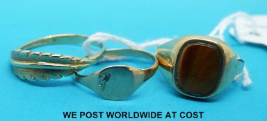 Three 9ct gold rings, two signet rings one set with tigers eye the other with leaf design (5.