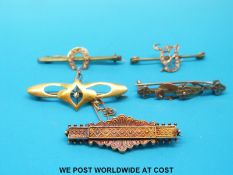 A 9ct gold brooch set with seed pearls in the shape of a horseshoe,