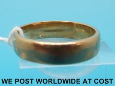 A 9ct gold wedding band (9.