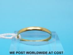 A 22ct gold wedding band (1.