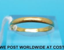 A 22ct gold wedding band (3.