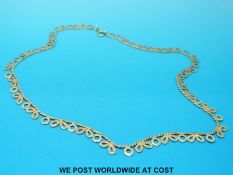 A 9ct gold necklace with circular decoration (13.