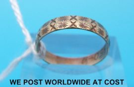 A 9ct gold wedding band (1.
