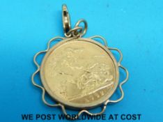 A yellow metal pendant set with a 1982 gold half sovereign (5.