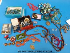 A collection of jewellery to include amber necklace, silver brooch,