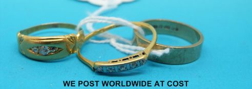 An 18ct gold ring set with three diamonds,