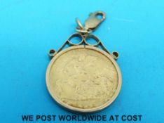 A 9ct gold mount set with a 1913 gold half sovereign (5.