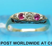 An 18ct gold ring set with a diamond and ruby (size L)