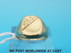 A 9ct gold signet ring (3g - size M)