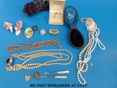 A collection of jewellery to include faux pearls,