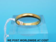 A 22ct gold wedding band (3.