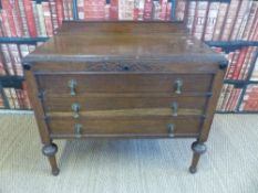 An oak chest of drawers (width 90cm)