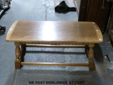 An oak coffee table (H44 x L105 x W44cm)