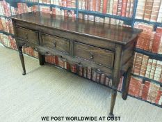 An oak three drawer dresser with pierced frieze (W160 x H88 x D44cm)